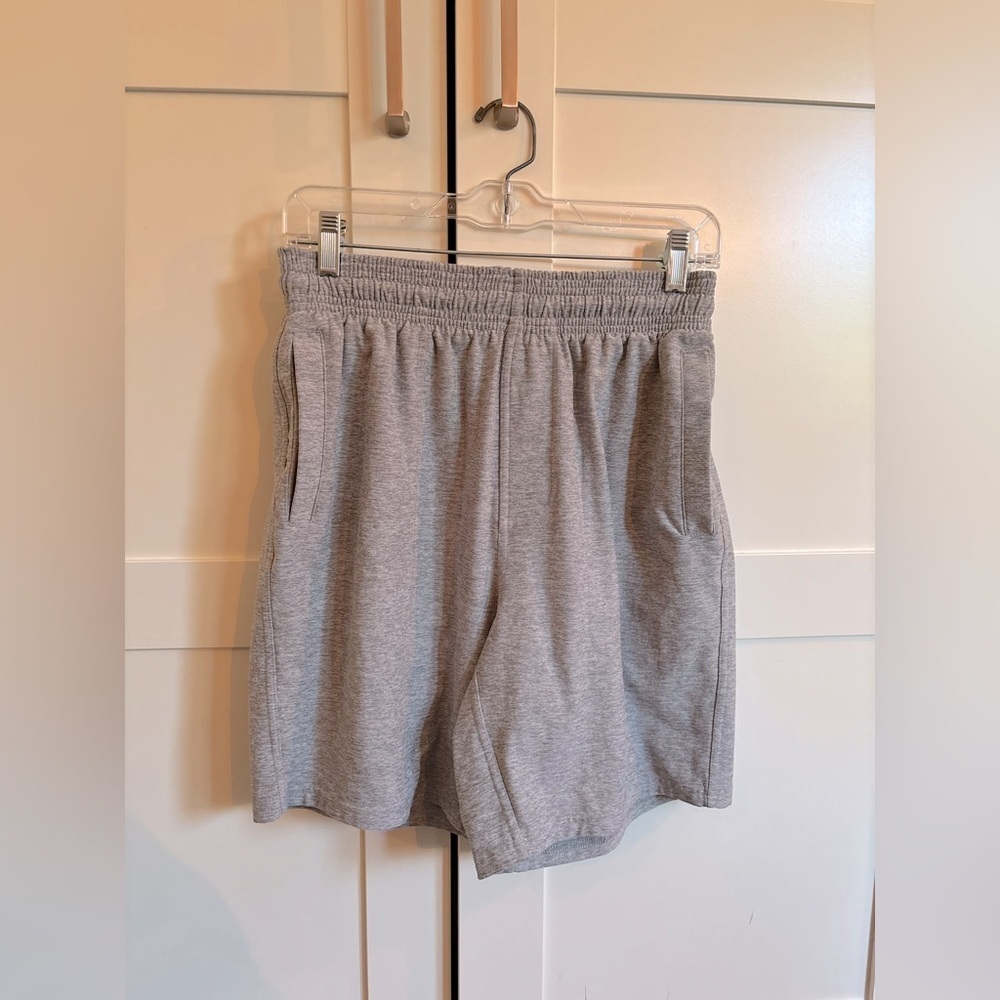 Beyond Yoga free fit easy shorts in gray size large Athleisure yoga Pilates